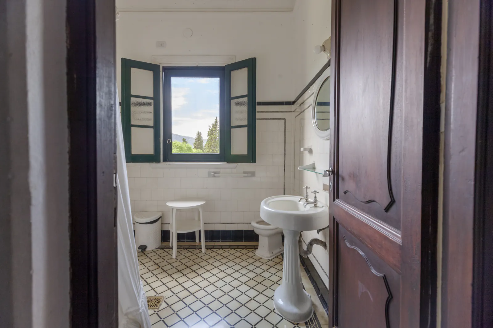 Baño con vista al jardín
