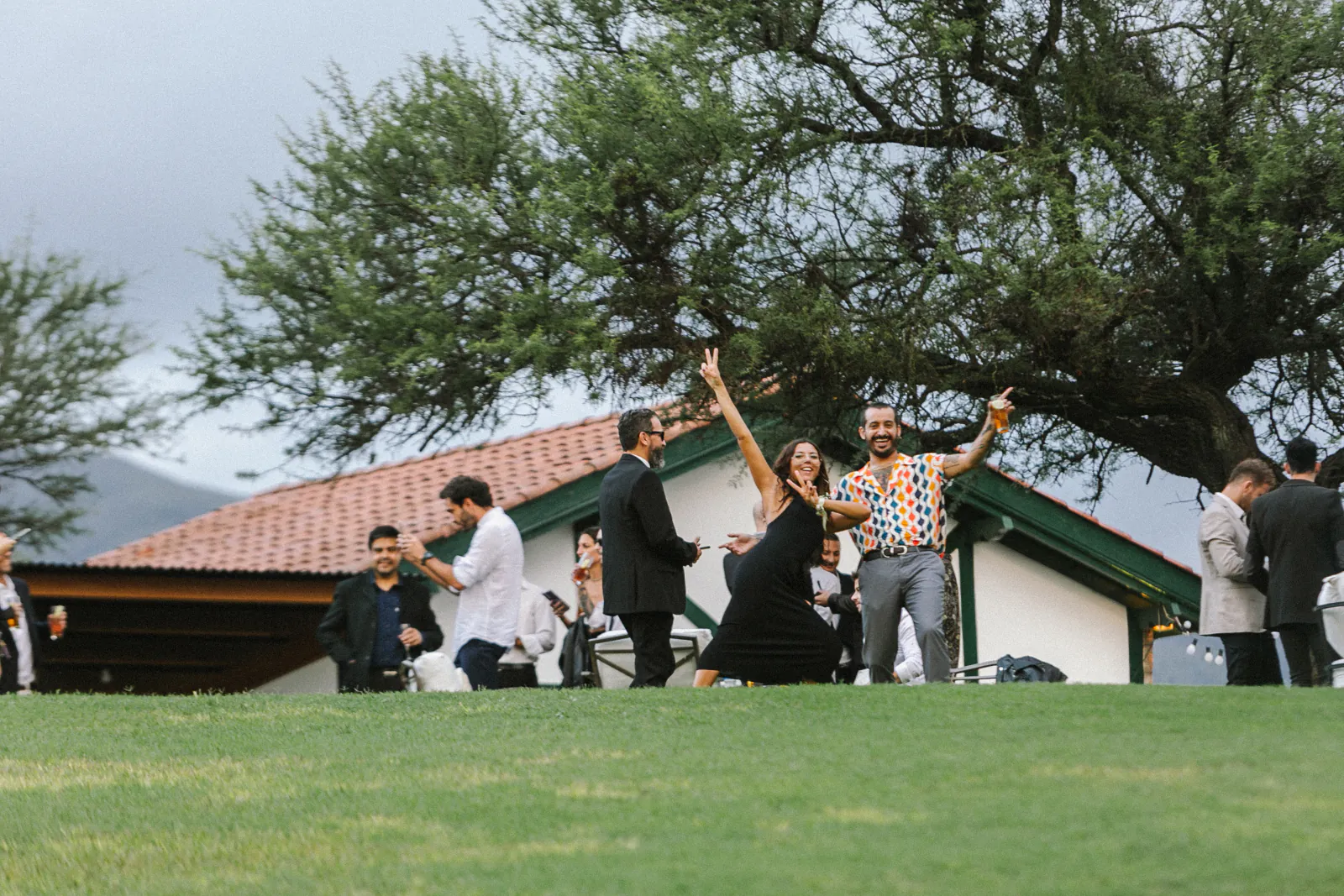 Invitados festejando al aire libre en un casamiento