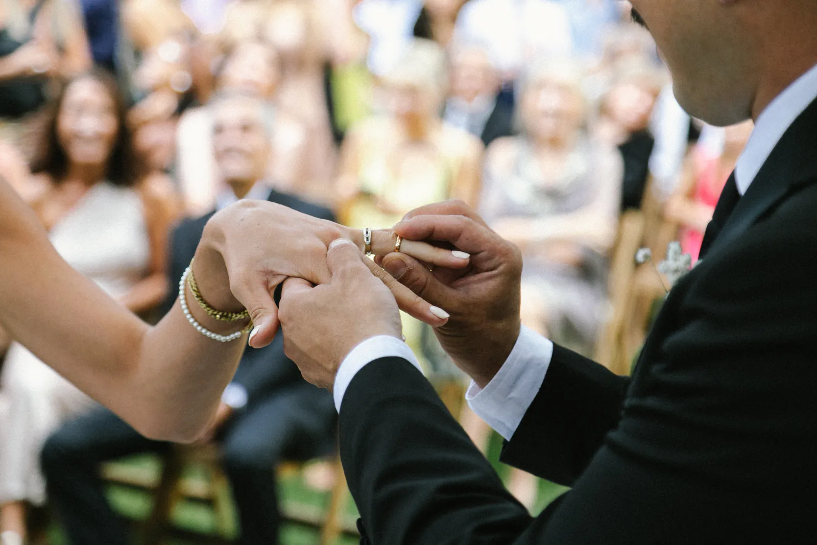 Intercambio de anillos durante la ceremonia