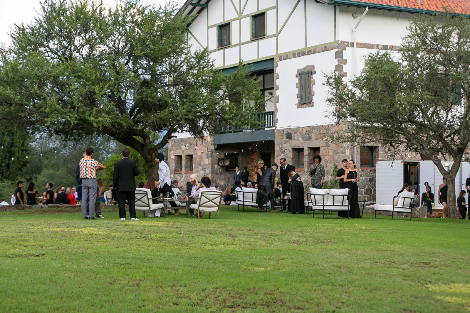 Invitados disfrutando del amplio parque de La Casa Grande durante un casamiento