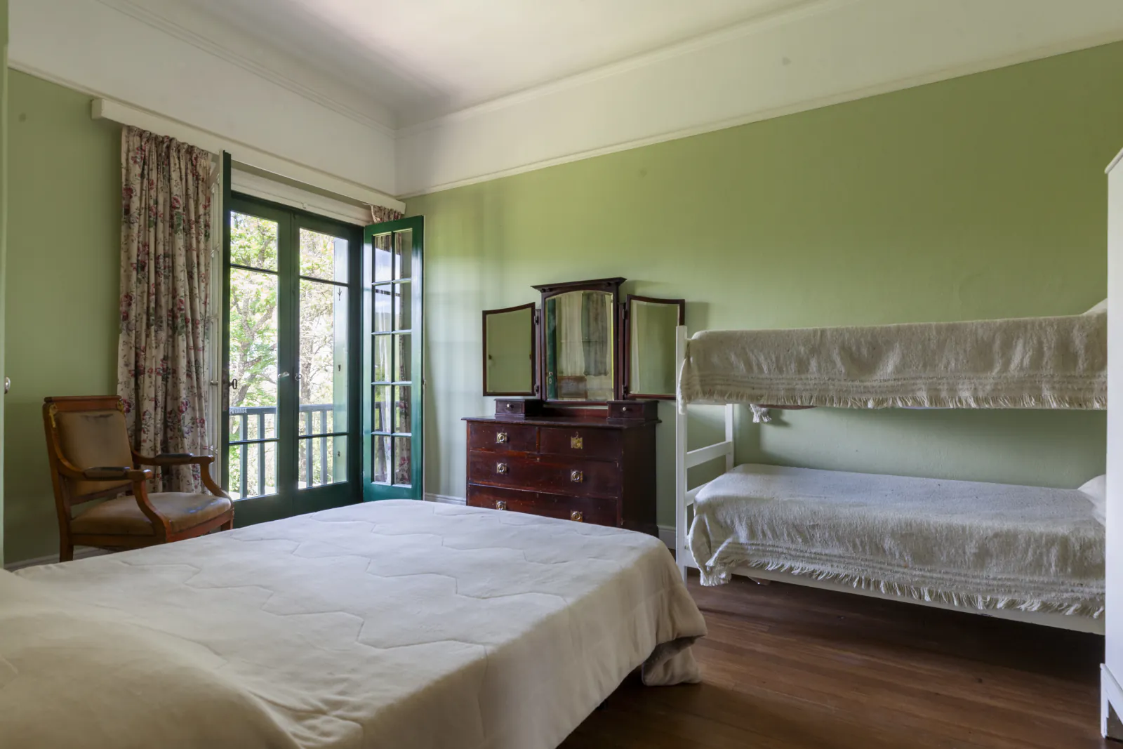 Cuarto Cuchetas, cama y cucheta
