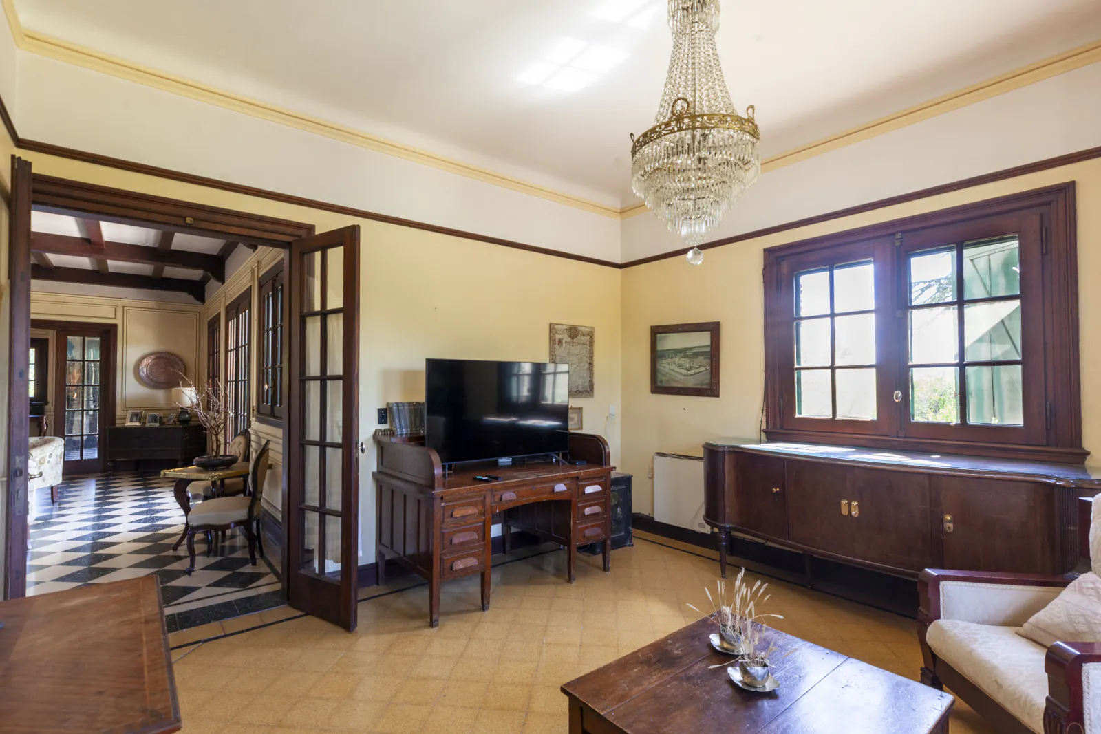 Salón con tele y sillones para ver películas en familia