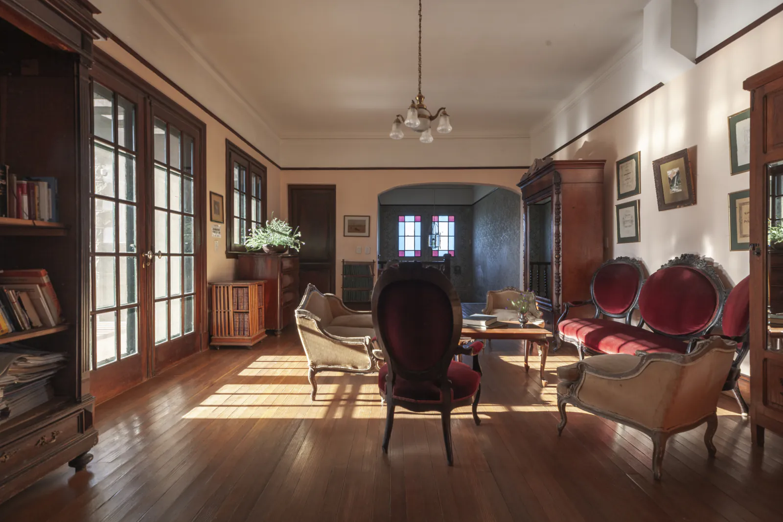 Hall del primer piso con sillones