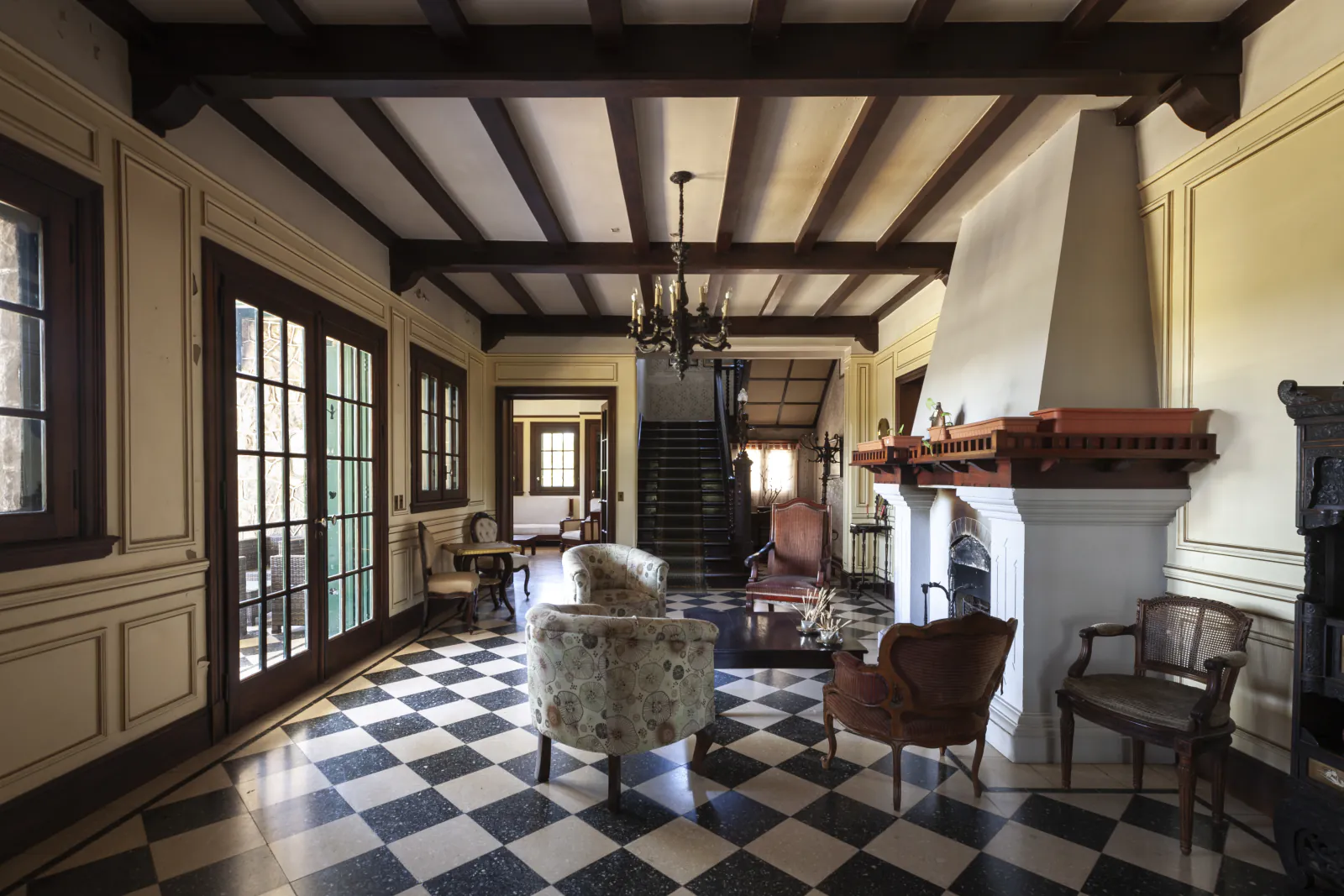 Living con chimenea, vista hacia el comedor
