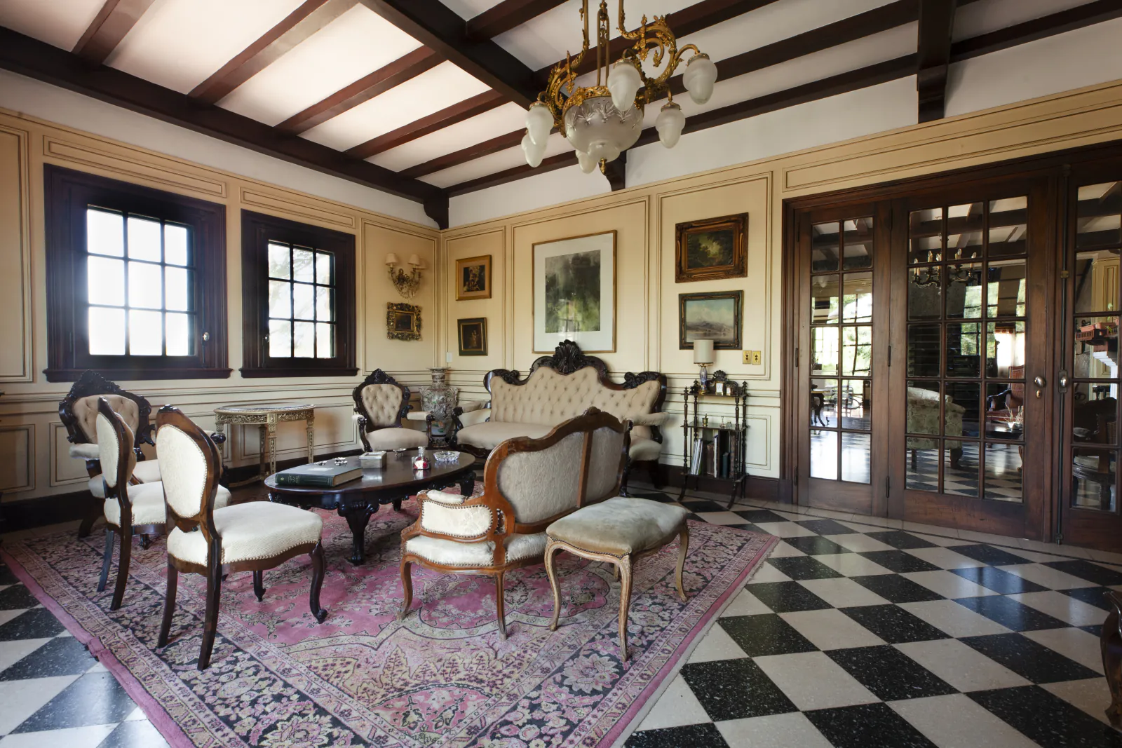 Salón con sillones de estilo y alfombra