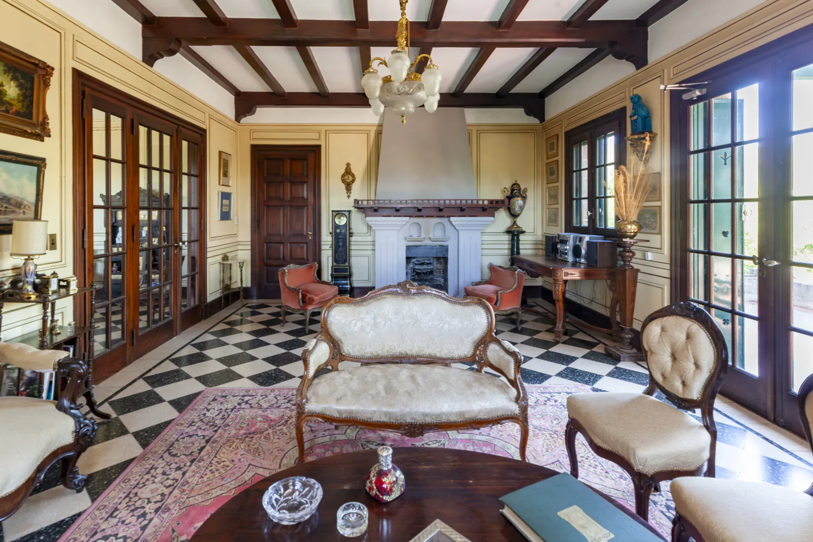 Salón con chimenea y sillones tapizados