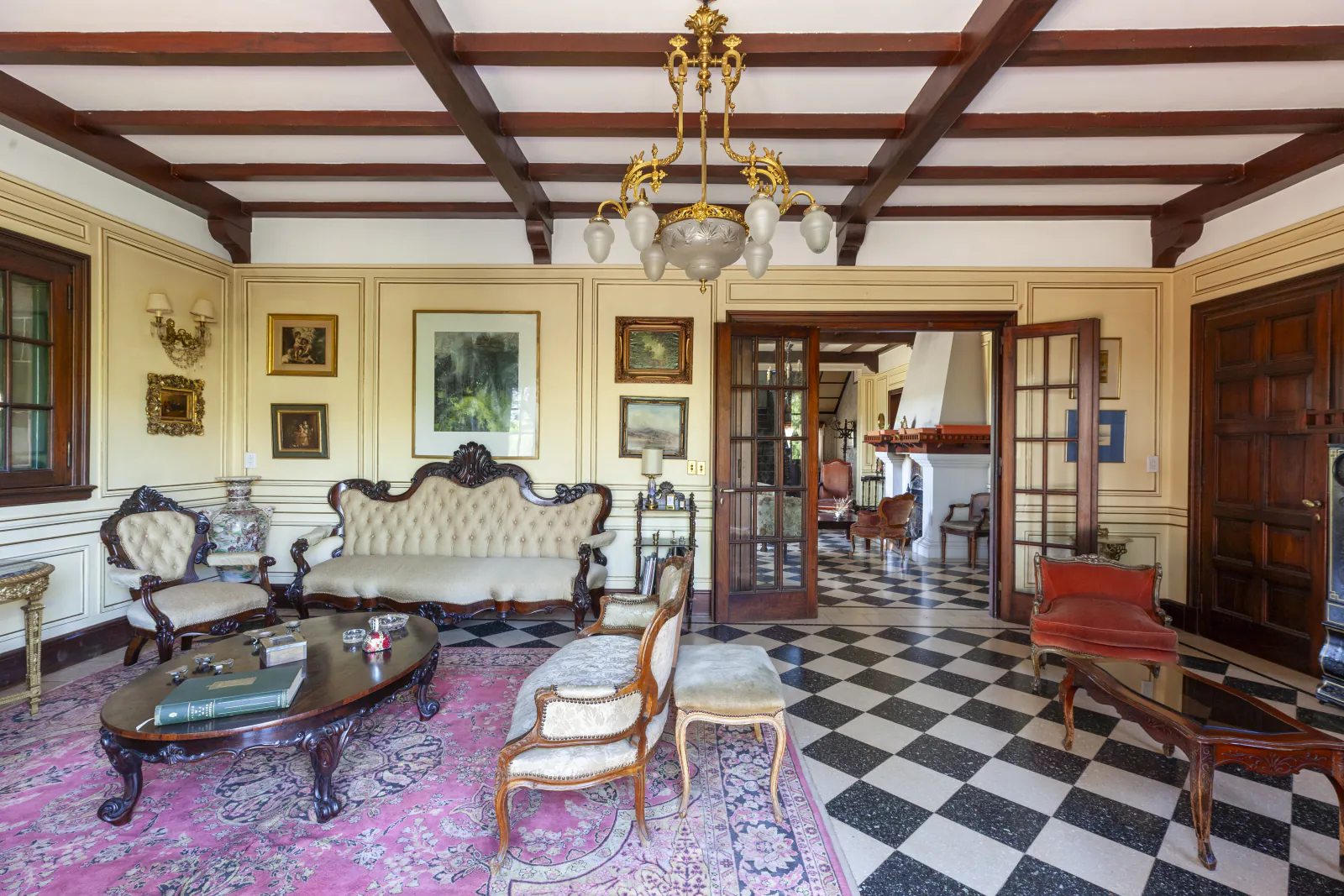 Salón con cuadros y sillones de estilo