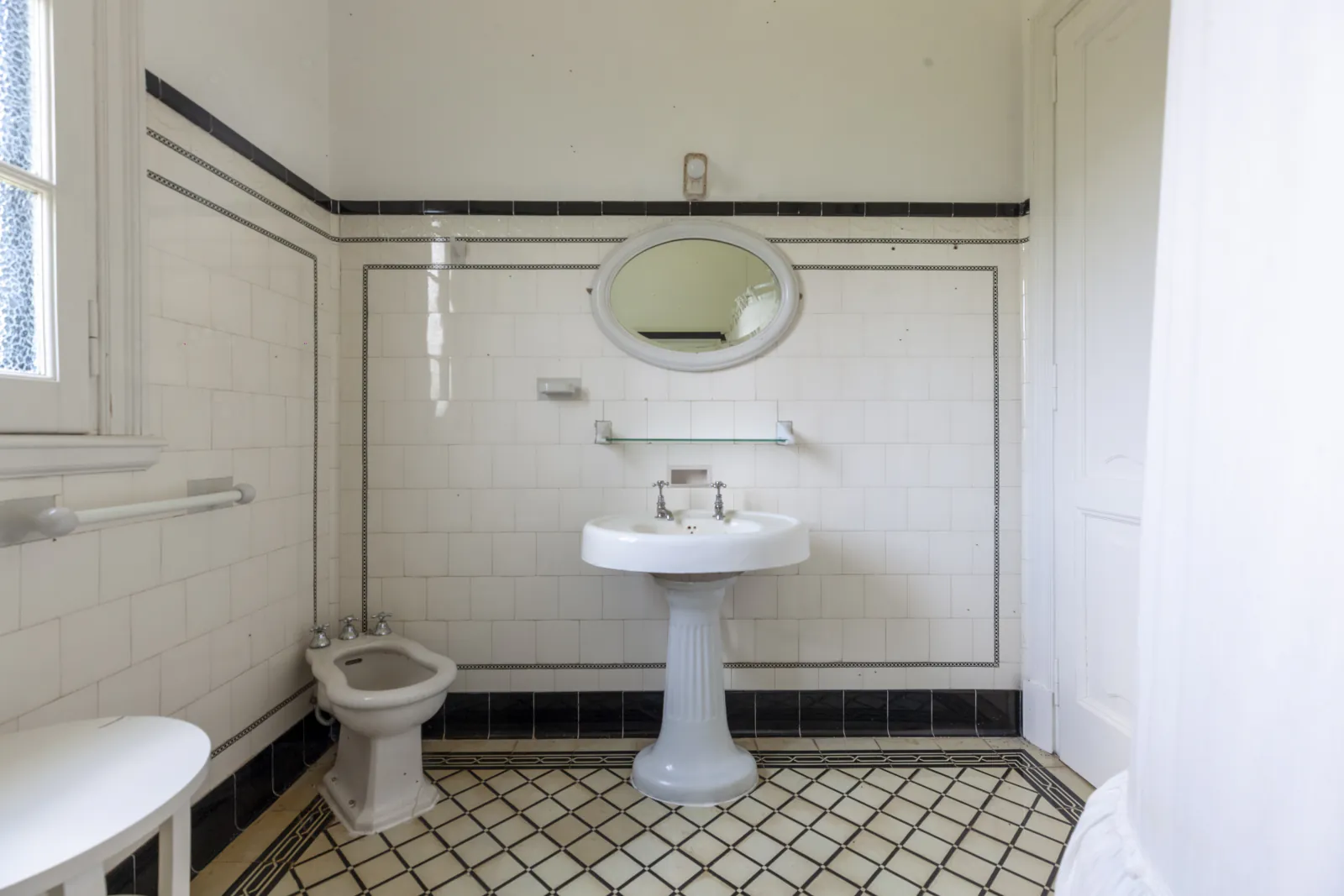 Baño con bacha de pie
