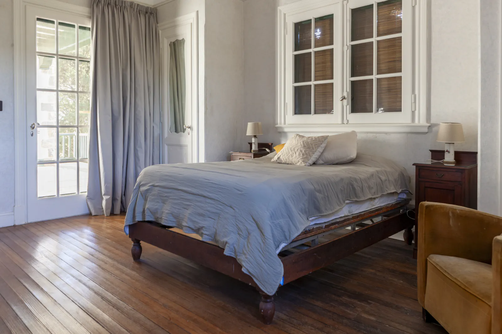Cuarto Bocha, cama y sillón junto a la ventana