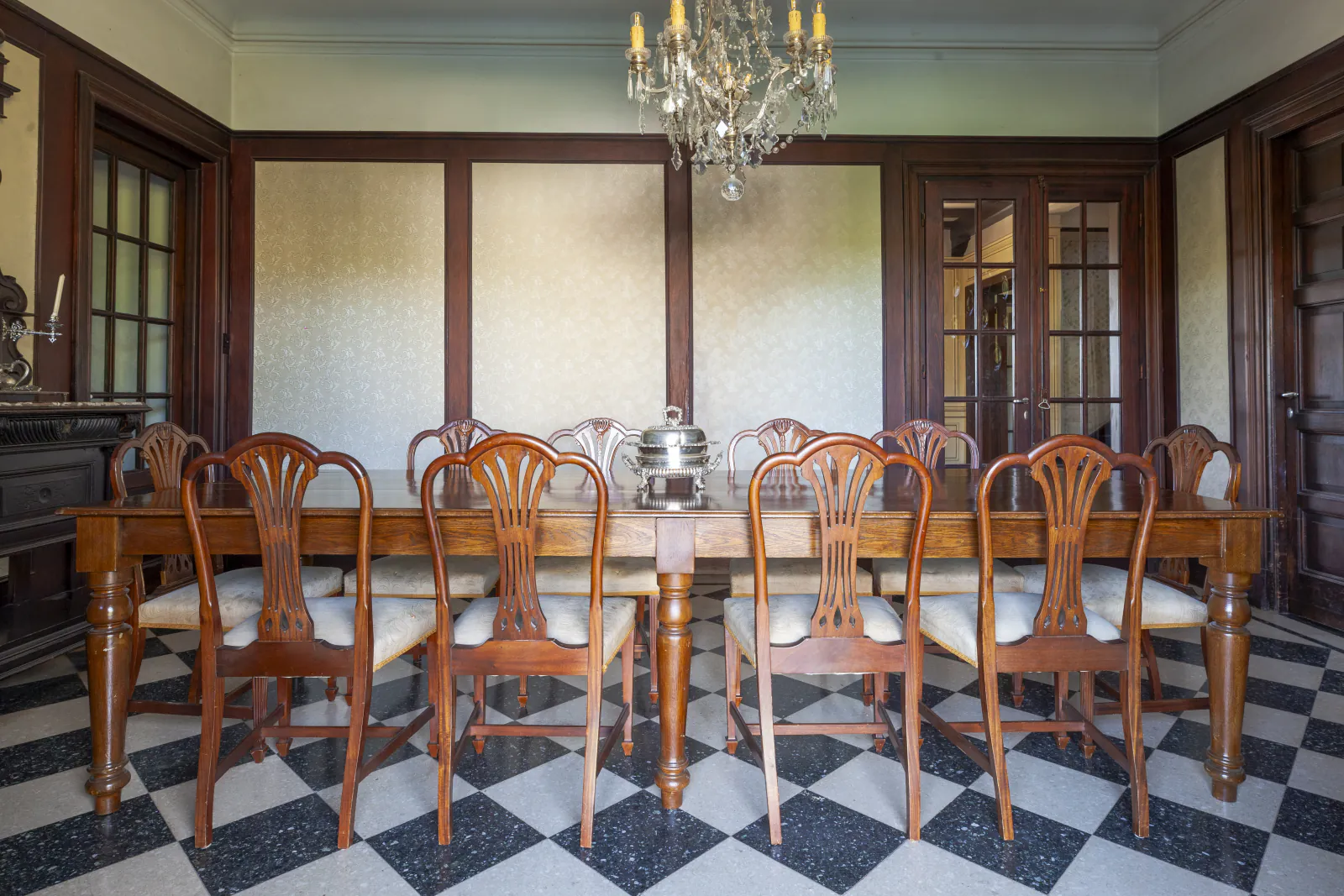 Mesa larga del comedor