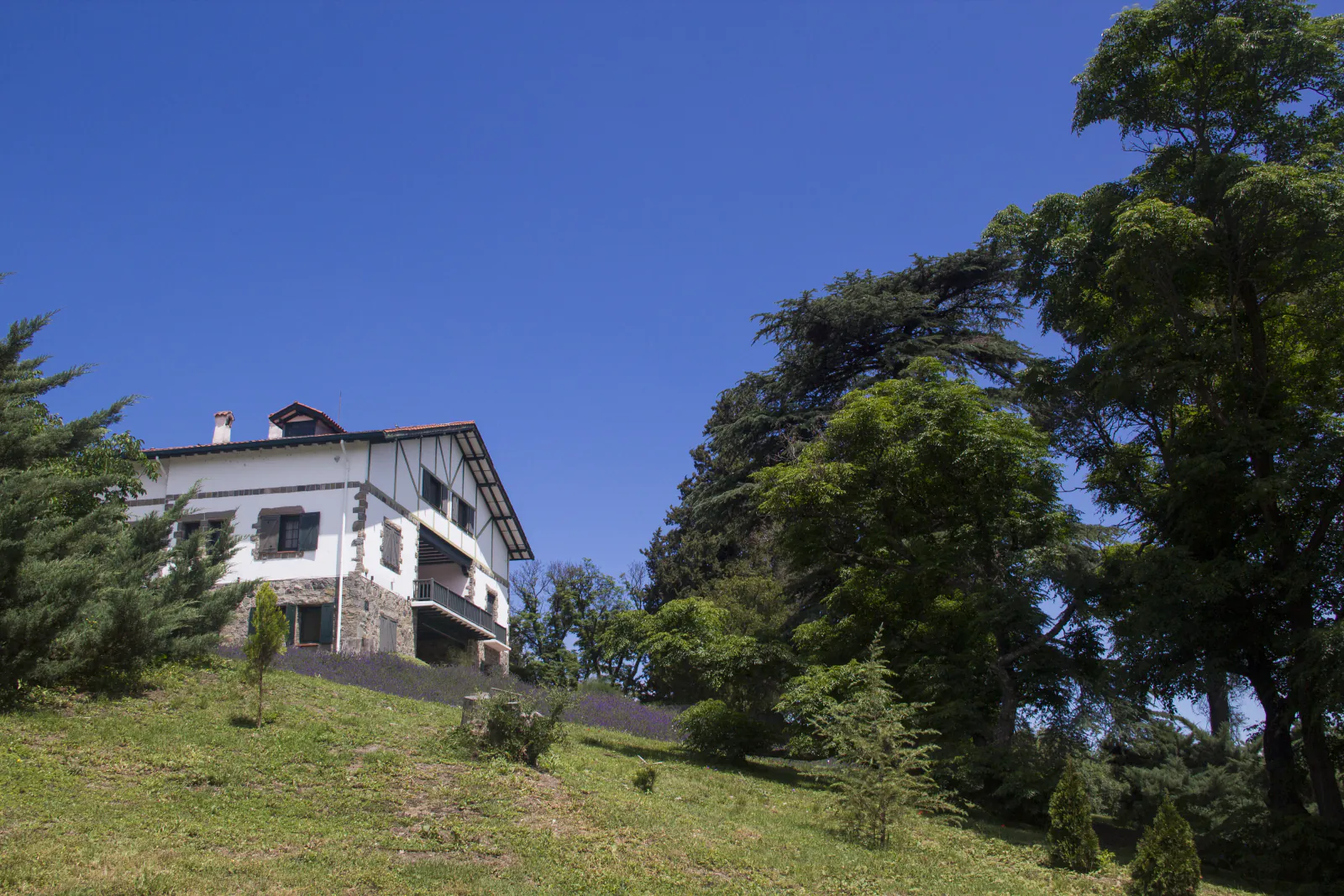La casa desde abajo, con las sierras de fondo