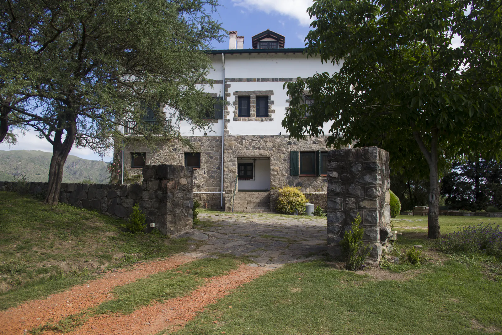 Portón de piedra de la entrada