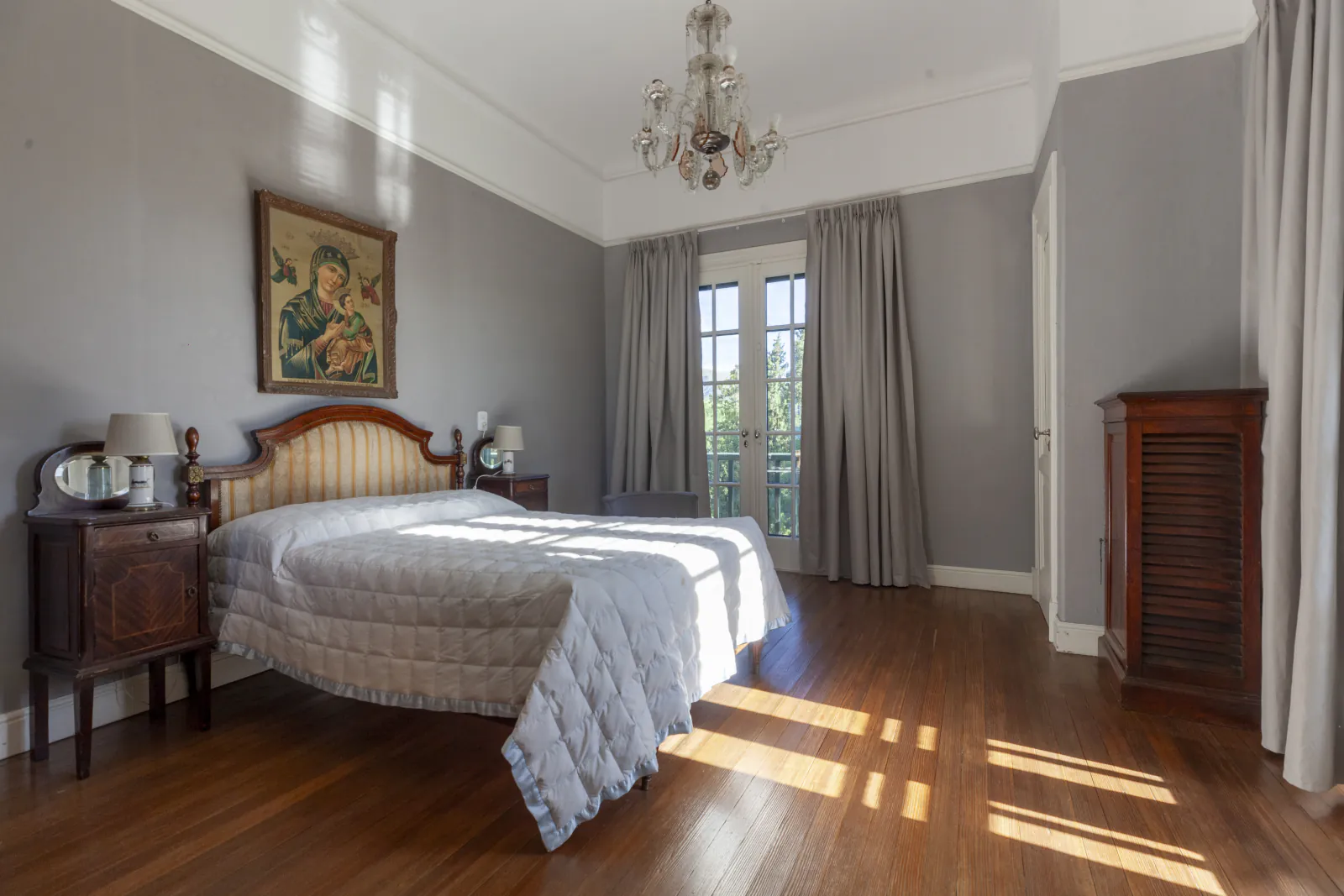 Cuarto Gabriela, respaldo de madera y cuadro