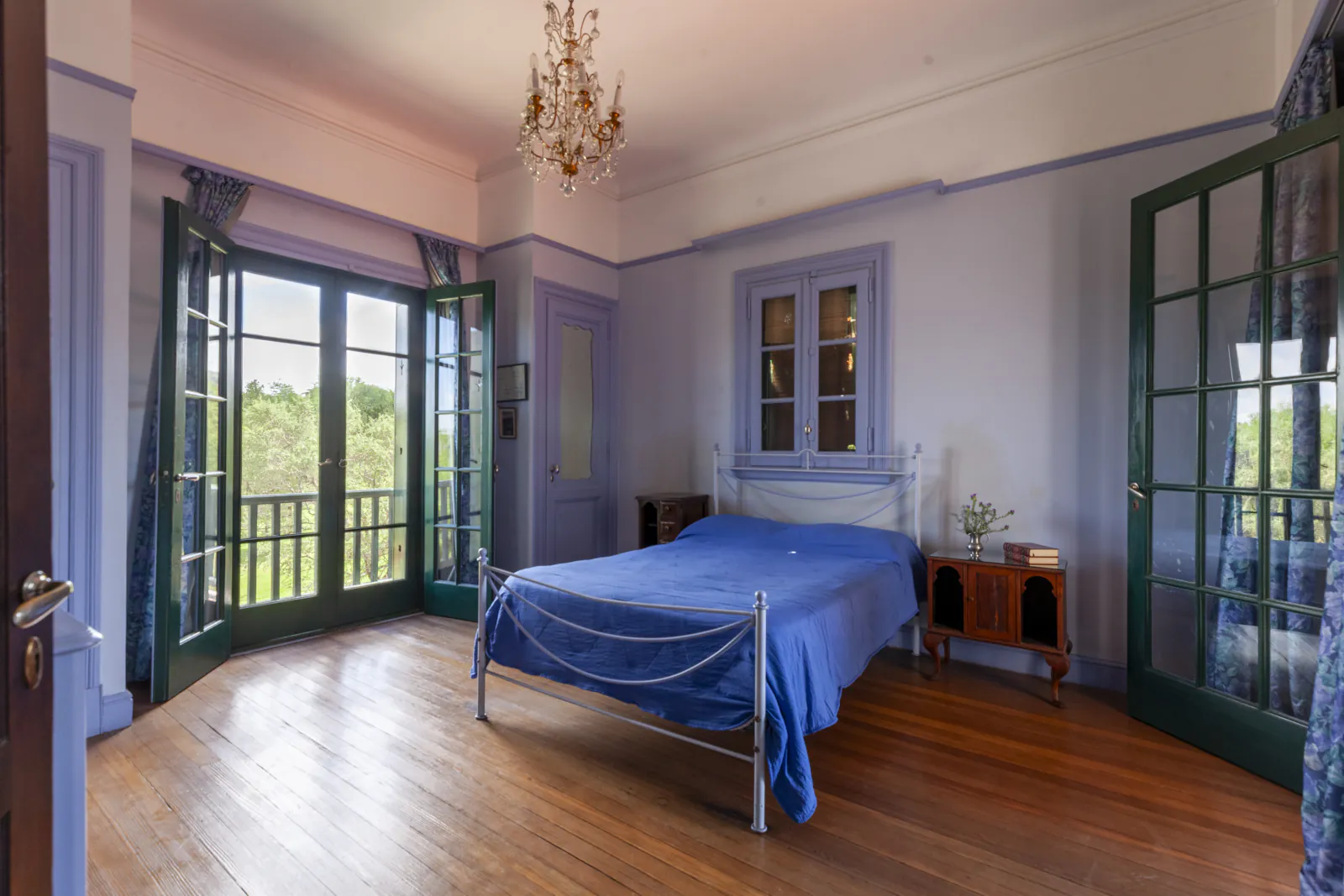 Cuarto Inés, puertas al balcón