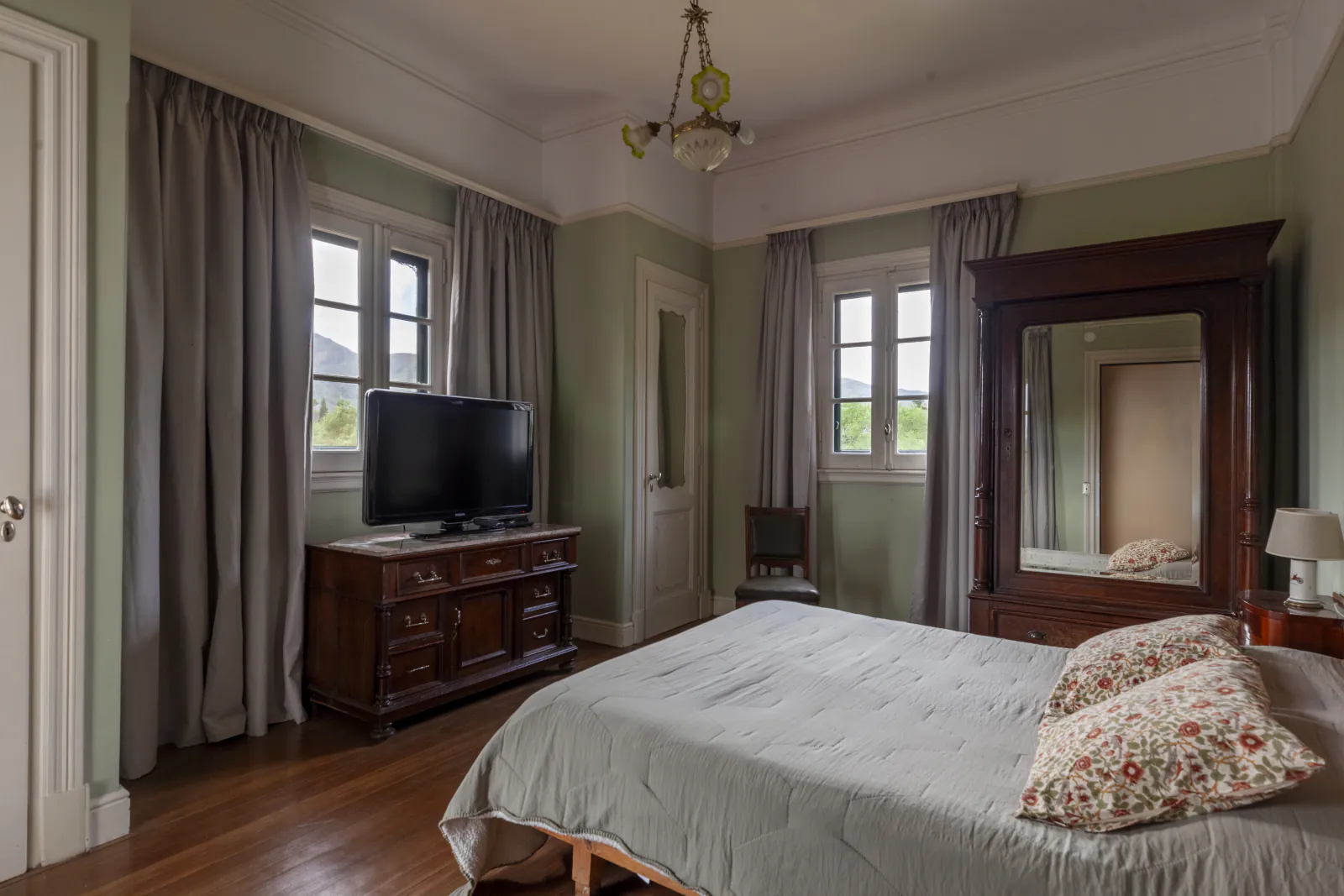 Cuarto María, cama y ropero antiguo