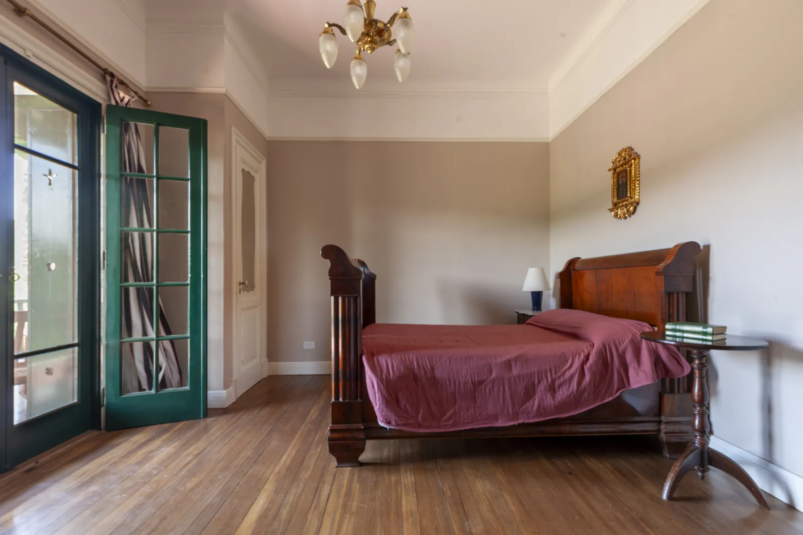 Cuarto Rolando, cama de madera y ventanal